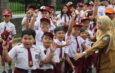 Hujan Tak Surutkan Semangat Warga Sambut Kedatangan Presiden Prabowo di Kota Bandung