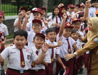 Hujan Tak Surutkan Semangat Warga Sambut Kedatangan Presiden Prabowo di Kota Bandung