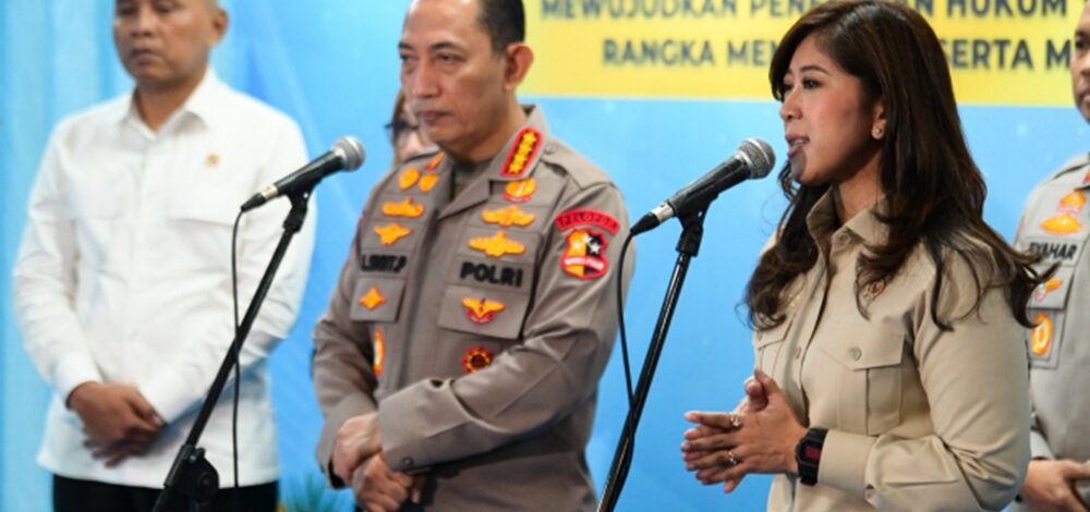 Menkomdigi Meutya Hafid bersama Kapolri Jenderal Polisi Listyo Sigit Prabowo memberikan keterangan pers usai Rapat Kerja Teknis (Rakernis) Reskrim Polri Tahun 2026 di Aula Bareskrim Mabes Polri, Jakarta Selatan. (Foto: Anhar/Komdigi)
