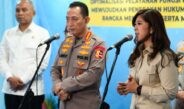 Menkomdigi Meutya Hafid bersama Kapolri Jenderal Polisi Listyo Sigit Prabowo memberikan keterangan pers usai Rapat Kerja Teknis (Rakernis) Reskrim Polri Tahun 2026 di Aula Bareskrim Mabes Polri, Jakarta Selatan. (Foto: Anhar/Komdigi)
