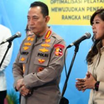 Menkomdigi Meutya Hafid bersama Kapolri Jenderal Polisi Listyo Sigit Prabowo memberikan keterangan pers usai Rapat Kerja Teknis (Rakernis) Reskrim Polri Tahun 2026 di Aula Bareskrim Mabes Polri, Jakarta Selatan. (Foto: Anhar/Komdigi)