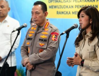 Menkomdigi Meutya Hafid bersama Kapolri Jenderal Polisi Listyo Sigit Prabowo memberikan keterangan pers usai Rapat Kerja Teknis (Rakernis) Reskrim Polri Tahun 2026 di Aula Bareskrim Mabes Polri, Jakarta Selatan. (Foto: Anhar/Komdigi)