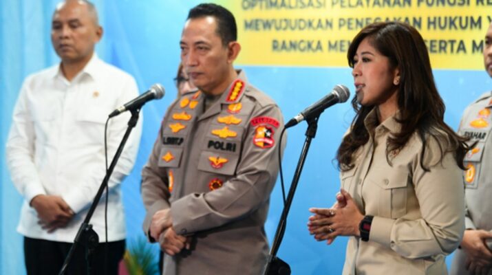 Menkomdigi Meutya Hafid bersama Kapolri Jenderal Polisi Listyo Sigit Prabowo memberikan keterangan pers usai Rapat Kerja Teknis (Rakernis) Reskrim Polri Tahun 2026 di Aula Bareskrim Mabes Polri, Jakarta Selatan. (Foto: Anhar/Komdigi)