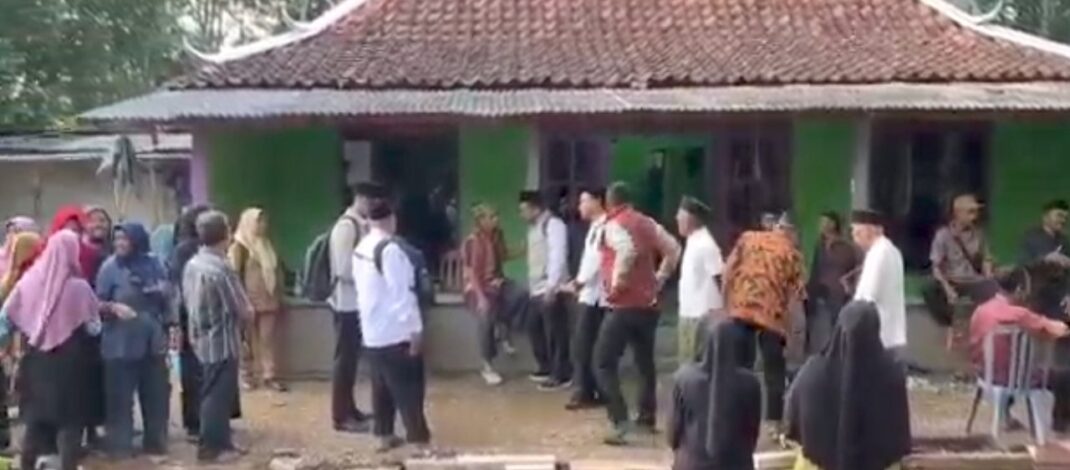 Peristiwa tragis terjadi di Desa Jogomulyo, Kecamatan Buayan, Kabupaten Kebumen, Selasa siang. Seorang pria berinisial SP (28) diduga menganiaya istrinya EP (33) dan ibu mertuanya PA (52) hingga meninggal dunia. Foto: Dani