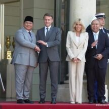 Prabowo Tiba di Istana Élysée, Disambut Langsung Macron dan Brigitte
