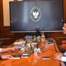 Sekretaris Kabinet, Teddy Indra Wijaya Menerima Kedatangan Menteri Sosial Syaifullah Yusuf Bahas Pemantapan Sekolah Rakyat
