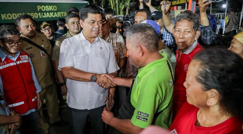Laksanakan Arahan Presiden Prabowo, Wamensesneg Juri Ardiantoro Tinjau Posko Pengungsian Korban Kebakaran Kemayoran Gempol