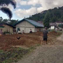 Terabaikan oleh Pemdes, Remi Nalas Bersama Warga Percantik Halaman Kampung Barang 