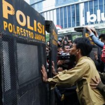 Polisi Tangkap 2 Pria Bawa Molotov Saat Demo di Jakarta