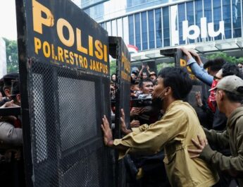 Polisi Tangkap 2 Pria Bawa Molotov Saat Demo di Jakarta