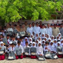 Semangat Kemerdekaan, DPD Gerindra Aceh Bagikan Perlengkapan Sekolah untuk Siswa Alue Naga
