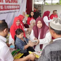 Di Tengah Kabut Asap Karhutla, Gerindra Kalsel Bagikan 400 Paket Beras untuk Warga