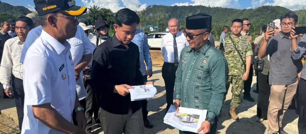 Tinjau Huntara di Tapsel, Wapres Gibran Pastikan Pembangunan Huntap Dimulai Bulan Ini