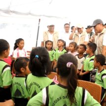 Pasca Gempa NTT, Dirut PT Pegadaian Hibur Siswa-siswi SDN 1 Reo di Ruang Kelas Darurat