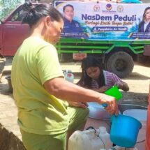 Eva Rataba Bagikan Air Bersih Gratis kepada Warga Tana Toraja