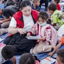 Pinka Haprani Hibur Anak-Anak Korban Gempa Manggarai Melalui Trauma Healing