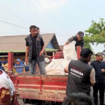 Reses di Tengah Kepungan Karhutla, Muhammad Rofiqi Salurkan Beras, Masker, dan Obat-obatan untuk Warga Banjar